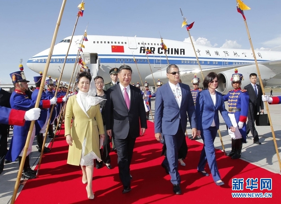 當(dāng)?shù)貢r(shí)間11月17日，國(guó)家主席習(xí)近平乘專(zhuān)機(jī)抵達(dá)基多，開(kāi)始對(duì)厄瓜多爾共和國(guó)進(jìn)行國(guó)事訪(fǎng)問(wèn)。厄瓜多爾總統(tǒng)科雷亞和夫人馬勒布等在機(jī)場(chǎng)熱情迎接習(xí)近平和夫人彭麗媛。新華社記者 鞠鵬 攝 