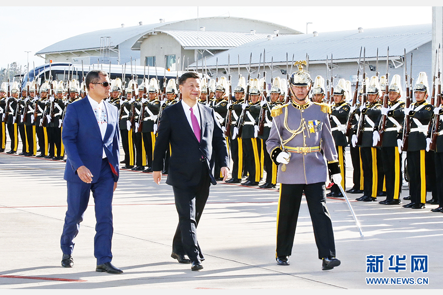 當(dāng)?shù)貢r(shí)間11月17日，國(guó)家主席習(xí)近平乘專(zhuān)機(jī)抵達(dá)基多，開(kāi)始對(duì)厄瓜多爾共和國(guó)進(jìn)行國(guó)事訪(fǎng)問(wèn)。這是厄瓜多爾總統(tǒng)科雷亞在機(jī)場(chǎng)為習(xí)近平舉行隆重歡迎儀式。新華社記者 鞠鵬 攝 