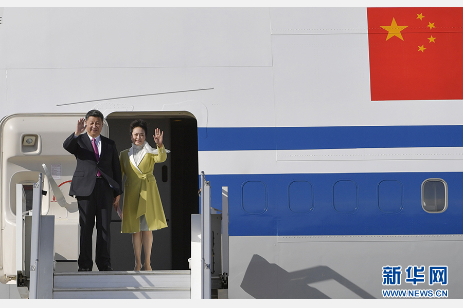 當(dāng)?shù)貢r(shí)間11月17日，國(guó)家主席習(xí)近平乘專(zhuān)機(jī)抵達(dá)基多，開(kāi)始對(duì)厄瓜多爾共和國(guó)進(jìn)行國(guó)事訪(fǎng)問(wèn)。這是習(xí)近平與夫人彭麗媛向歡迎人群揮手致意。新華社記者 王曄 攝 