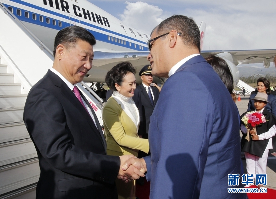 當(dāng)?shù)貢r(shí)間11月17日，國(guó)家主席習(xí)近平乘專(zhuān)機(jī)抵達(dá)基多，開(kāi)始對(duì)厄瓜多爾共和國(guó)進(jìn)行國(guó)事訪(fǎng)問(wèn)。厄瓜多爾總統(tǒng)科雷亞和夫人馬勒布等在舷梯旁熱情迎接習(xí)近平和夫人彭麗媛。新華社記者 鞠鵬 攝