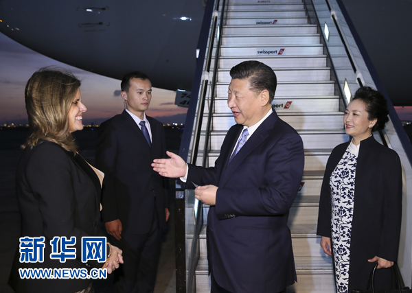 當(dāng)?shù)貢r(shí)間11月18日，國(guó)家主席習(xí)近平抵達(dá)利馬，出席亞太經(jīng)合組織第二十四次領(lǐng)導(dǎo)人非正式會(huì)議并對(duì)秘魯共和國(guó)進(jìn)行國(guó)事訪問。習(xí)近平和夫人彭麗媛受到秘魯副總統(tǒng)阿勞斯等熱情迎接。新華社記者 蘭紅光 攝