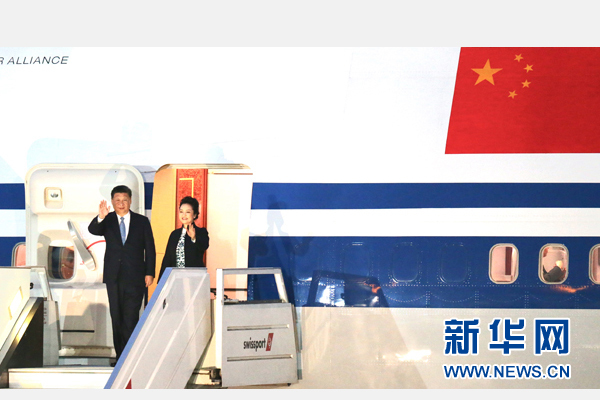 當(dāng)?shù)貢r(shí)間11月18日，國(guó)家主席習(xí)近平抵達(dá)利馬，出席亞太經(jīng)合組織第二十四次領(lǐng)導(dǎo)人非正式會(huì)議并對(duì)秘魯共和國(guó)進(jìn)行國(guó)事訪問。習(xí)近平和夫人彭麗媛受到秘魯副總統(tǒng)阿勞斯等熱情迎接。新華社記者 丁林 攝