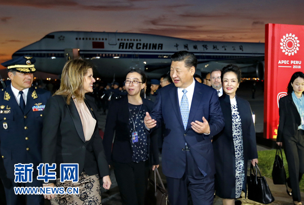 當(dāng)?shù)貢r(shí)間11月18日，國(guó)家主席習(xí)近平抵達(dá)利馬，出席亞太經(jīng)合組織第二十四次領(lǐng)導(dǎo)人非正式會(huì)議并對(duì)秘魯共和國(guó)進(jìn)行國(guó)事訪問。習(xí)近平和夫人彭麗媛受到秘魯副總統(tǒng)阿勞斯等熱情迎接。新華社記者 鞠鵬 攝