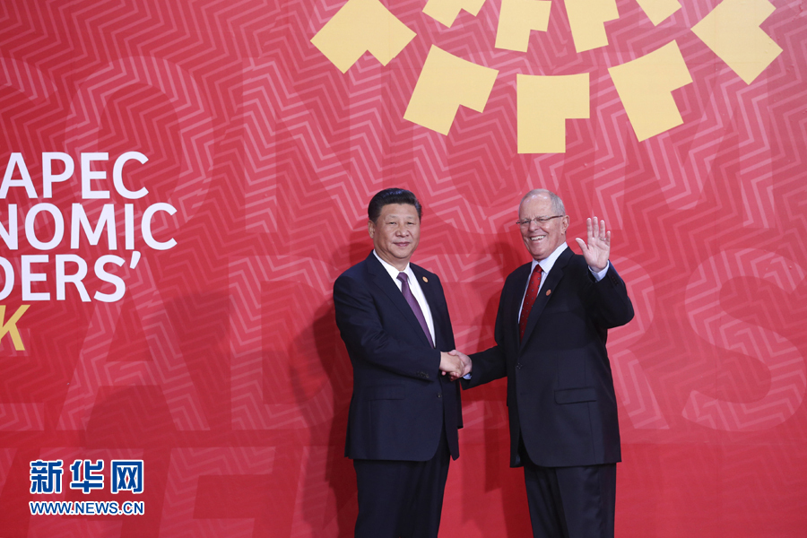 11月20日，亞太經(jīng)合組織第二十四次領(lǐng)導(dǎo)人非正式會議在秘魯利馬舉行。國家主席習(xí)近平出席并發(fā)表題為《面向未來開拓進取促進亞太發(fā)展繁榮》的重要講話。這是會議開始前，習(xí)近平受到秘魯總統(tǒng)庫琴斯基的熱情迎接。 新華社記者 龐興雷 攝