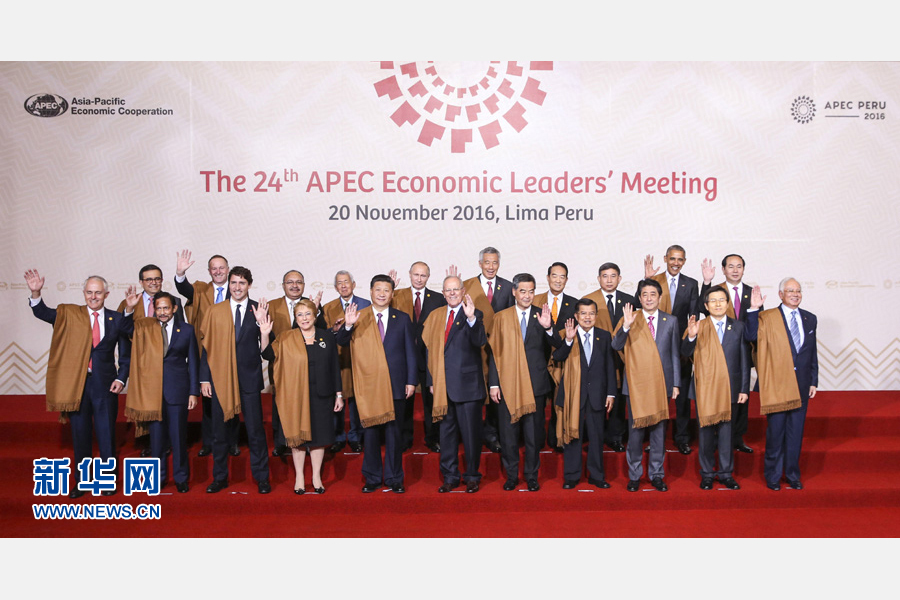 11月20日，亞太經(jīng)合組織第二十四次領(lǐng)導(dǎo)人非正式會議在秘魯利馬舉行。國家主席習(xí)近平出席并發(fā)表題為《面向未來開拓進取促進亞太發(fā)展繁榮》的重要講話。這是會議期間，國家主席習(xí)近平同其他亞太經(jīng)合組織成員經(jīng)濟體領(lǐng)導(dǎo)人、代表合影。 新華社記者 丁林 攝