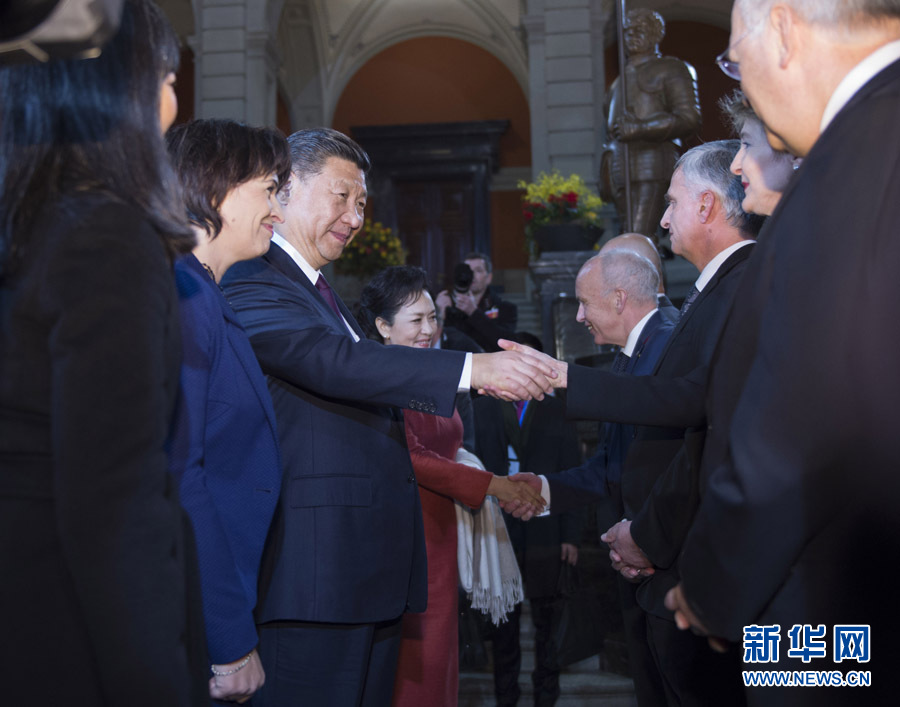 1月15日，國(guó)家主席習(xí)近平在伯爾尼出席瑞士聯(lián)邦委員會(huì)全體委員集體舉行的迎接儀式并致辭。 新華社記者 謝環(huán)馳 攝