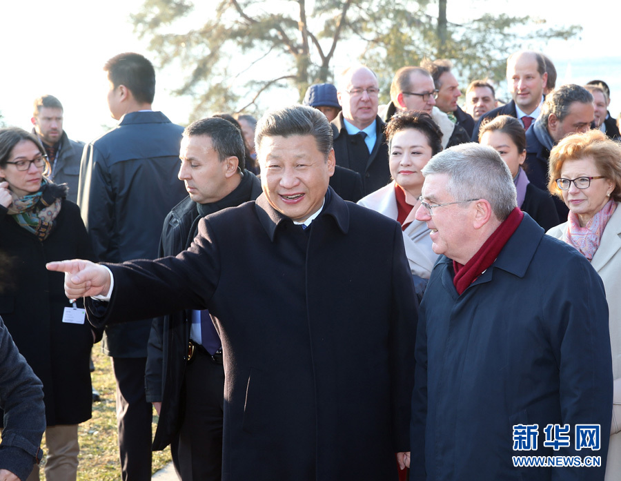 1月18日，國家主席習(xí)近平在瑞士洛桑國際奧林匹克博物館會見國際奧林匹克委員會主席巴赫。這是會見后，習(xí)近平和夫人彭麗媛在巴赫主席夫婦陪同下，參觀國際奧林匹克博物館。新華社記者 姚大偉 攝