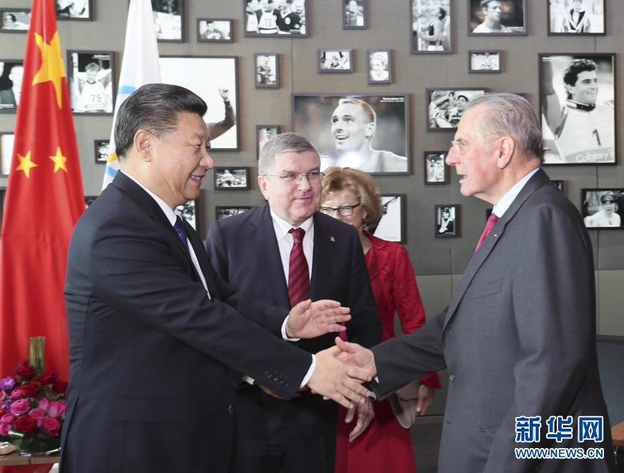 1月18日，國家主席習(xí)近平在瑞士洛桑國際奧林匹克博物館會見國際奧林匹克委員會主席巴赫。這是會見后，習(xí)近平與國際奧委會名譽主席羅格交談。新華社記者 蘭紅光 攝