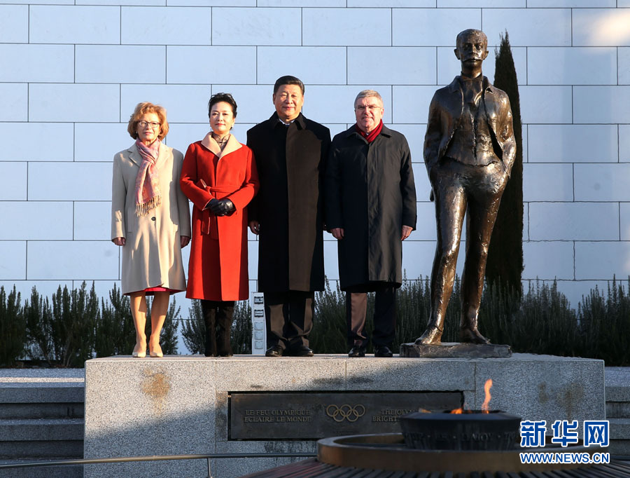 1月18日，國家主席習(xí)近平在瑞士洛桑國際奧林匹克博物館會見國際奧林匹克委員會主席巴赫。這是習(xí)近平和夫人彭麗媛與巴赫夫婦在現(xiàn)代奧林匹克運動發(fā)起人顧拜旦雕像前合影。新華社記者 姚大偉 攝