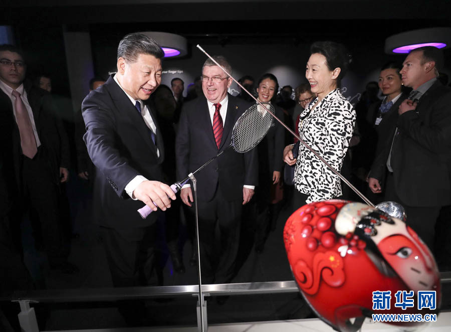 1月18日，國家主席習(xí)近平在瑞士洛桑國際奧林匹克博物館會見國際奧林匹克委員會主席巴赫。這是習(xí)近平在巴赫陪同下，參觀羽毛球世界冠軍李玲蔚用過的球拍。新華社記者 蘭紅光 攝