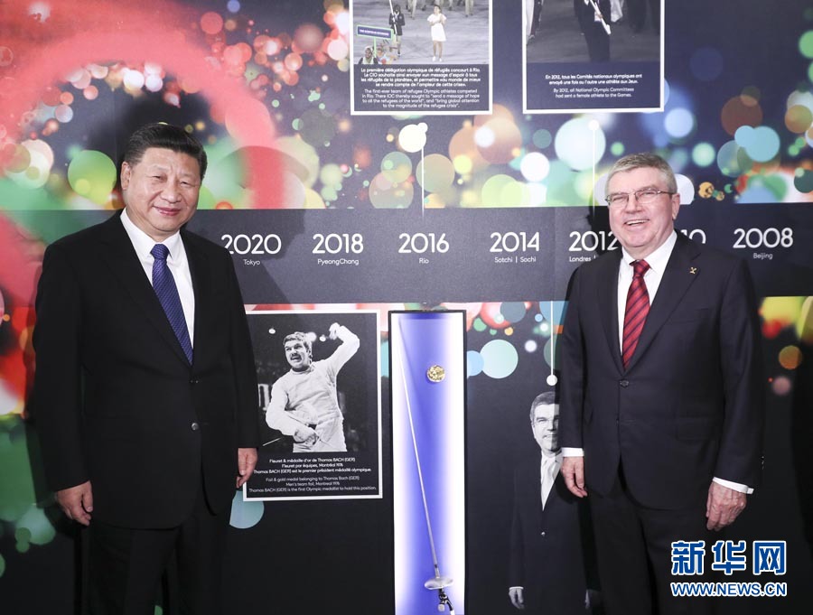 1月18日，國家主席習(xí)近平在瑞士洛桑國際奧林匹克博物館會見國際奧林匹克委員會主席巴赫。這是習(xí)近平與巴赫在巴赫作為擊劍運動員參加奧運會的照片前合影。新華社記者 蘭紅光 攝