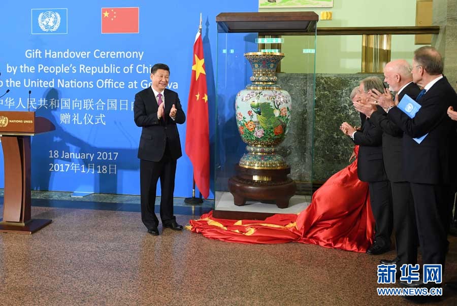 1月18日，國(guó)家主席習(xí)近平在瑞士日內(nèi)瓦萬(wàn)國(guó)宮出席&ldquo;共商共筑人類命運(yùn)共同體&rdquo;高級(jí)別會(huì)議，并發(fā)表題為《共同構(gòu)建人類命運(yùn)共同體》的主旨演講。這是會(huì)議結(jié)束后，習(xí)近平出席中國(guó)向聯(lián)合國(guó)日內(nèi)瓦總部贈(zèng)禮儀式。新華社記者 張鐸 攝