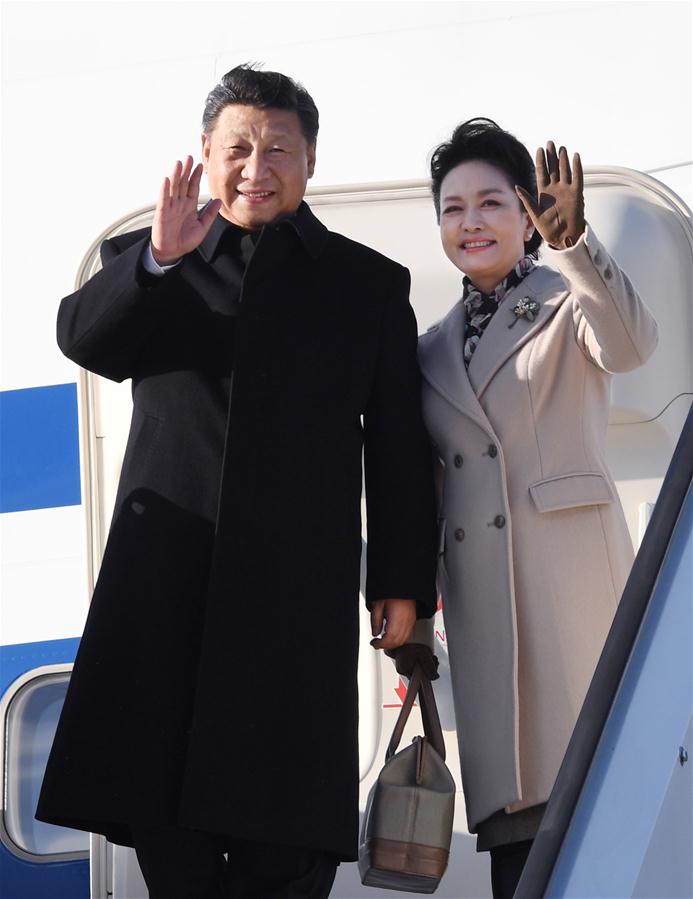 4月4日，國家主席習近平乘專機抵達赫爾辛基，開始對芬蘭共和國進行國事訪問。這是習近平和夫人彭麗媛步出艙門。 新華社記者 饒愛民 攝 