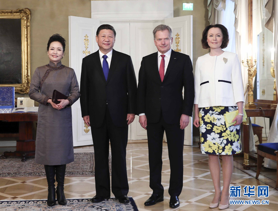 4月5日，國(guó)家主席習(xí)近平在赫爾辛基同芬蘭總統(tǒng)尼尼斯托舉行會(huì)談。會(huì)談前，習(xí)近平出席尼尼斯托在總統(tǒng)府庭院舉行的隆重歡迎儀式。這是歡迎儀式后，習(xí)近平和夫人彭麗媛同尼尼斯托和夫人豪吉?dú)W合影留念。新華社記者 蘭紅光 攝