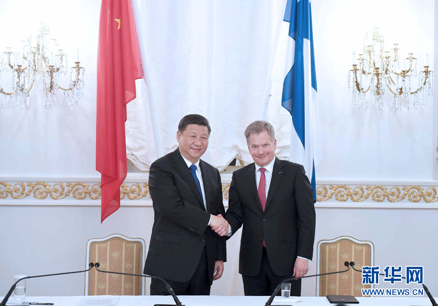 4月5日，國(guó)家主席習(xí)近平在赫爾辛基同芬蘭總統(tǒng)尼尼斯托舉行會(huì)談。這是會(huì)談后，兩國(guó)元首共同會(huì)見(jiàn)記者。 新華社記者 張鐸 攝 