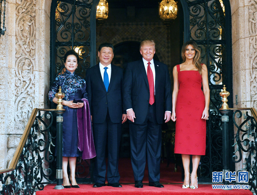 當(dāng)?shù)貢r間4月6日，國家主席習(xí)近平在美國佛羅里達(dá)州海湖莊園同美國總統(tǒng)特朗普舉行中美元首會晤。這是習(xí)近平和夫人彭麗媛同特朗普和夫人梅拉尼婭合影留念。新華社記者 饒愛民 攝 