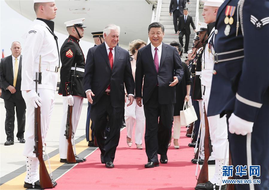 4月6日，國家主席習(xí)近平乘專機(jī)抵達(dá)美國佛羅里達(dá)州，將在海湖莊園同美國總統(tǒng)特朗普舉行中美元首會晤。習(xí)近平和夫人彭麗媛受到美國國務(wù)卿蒂勒森夫婦等熱情迎接。新華社記者 蘭紅光 攝 