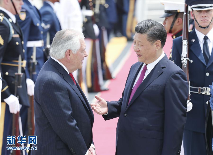 4月6日，國家主席習(xí)近平乘專機(jī)抵達(dá)美國佛羅里達(dá)州，將在海湖莊園同美國總統(tǒng)特朗普舉行中美元首會晤。習(xí)近平和夫人彭麗媛受到美國國務(wù)卿蒂勒森夫婦等熱情迎接。新華社記者 丁林 攝 