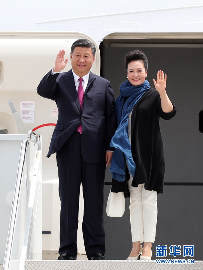 4月6日，國家主席習(xí)近平乘專機(jī)抵達(dá)美國佛羅里達(dá)州，將在海湖莊園同美國總統(tǒng)特朗普舉行中美元首會晤。這是習(xí)近平和夫人彭麗媛步出機(jī)艙。新華社記者 劉衛(wèi)兵 攝 