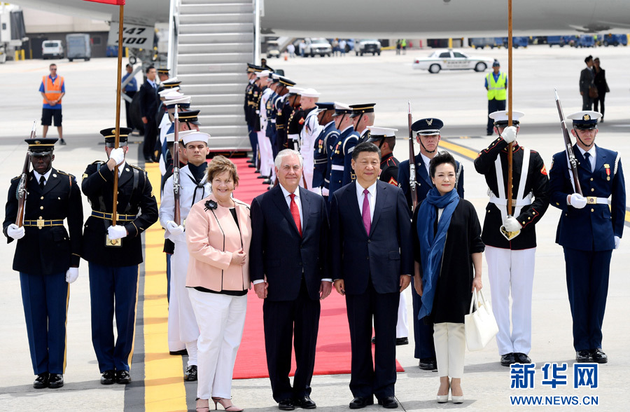 4月6日，國家主席習(xí)近平乘專機(jī)抵達(dá)美國佛羅里達(dá)州，將在海湖莊園同美國總統(tǒng)特朗普舉行中美元首會晤。習(xí)近平和夫人彭麗媛受到美國國務(wù)卿蒂勒森夫婦等熱情迎接。新華社記者 吳曉凌 攝