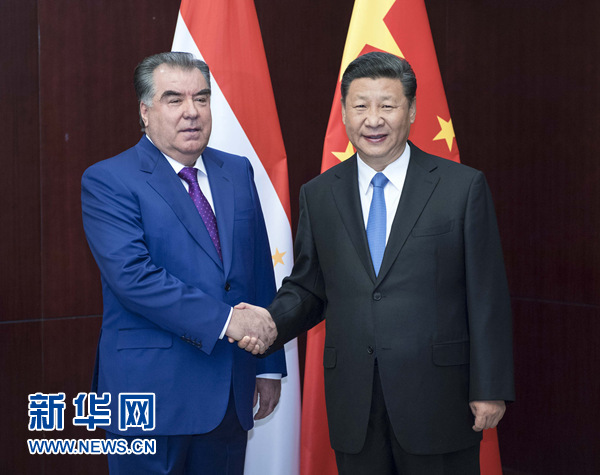6月9日，國(guó)家主席習(xí)近平在阿斯塔納會(huì)見塔吉克斯坦總統(tǒng)拉赫蒙。新華社記者 李濤 攝
