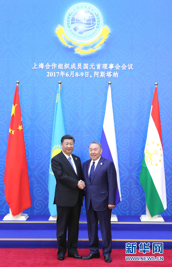 6月9日，國(guó)家主席習(xí)近平在哈薩克斯坦首都阿斯塔納出席上海合作組織成員國(guó)元首理事會(huì)第十七次會(huì)議并發(fā)表重要講話。這是習(xí)近平出席會(huì)議時(shí)，受到哈薩克斯坦總統(tǒng)納扎爾巴耶夫的熱情迎接。新華社記者 馬占成 攝