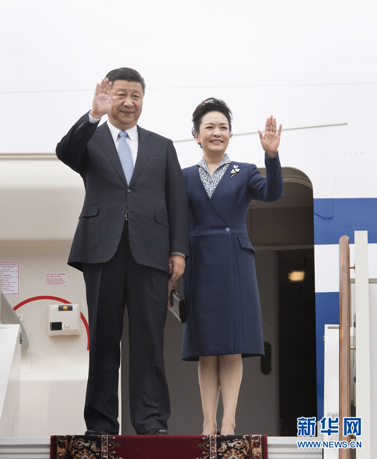 7月3日，國家主席習近平乘專機抵達莫斯科，開始對俄羅斯聯(lián)邦進行國事訪問。這是習近平和夫人彭麗媛步出艙門。 新華社記者 李學仁 攝