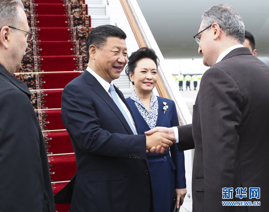 7月3日，國家主席習近平乘專機抵達莫斯科，開始對俄羅斯聯(lián)邦進行國事訪問。這是習近平和夫人彭麗媛受到俄羅斯政府高級官員熱情迎接。新華社記者 謝環(huán)馳 攝 