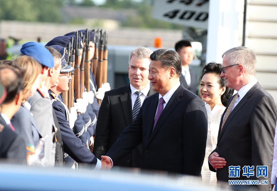 7月4日，國家主席習近平乘專機抵達柏林，開始對德意志聯(lián)邦共和國進行國事訪問。德國政府高級官員在舷梯旁迎接習近平和夫人彭麗媛。新華社記者 姚大偉 攝
