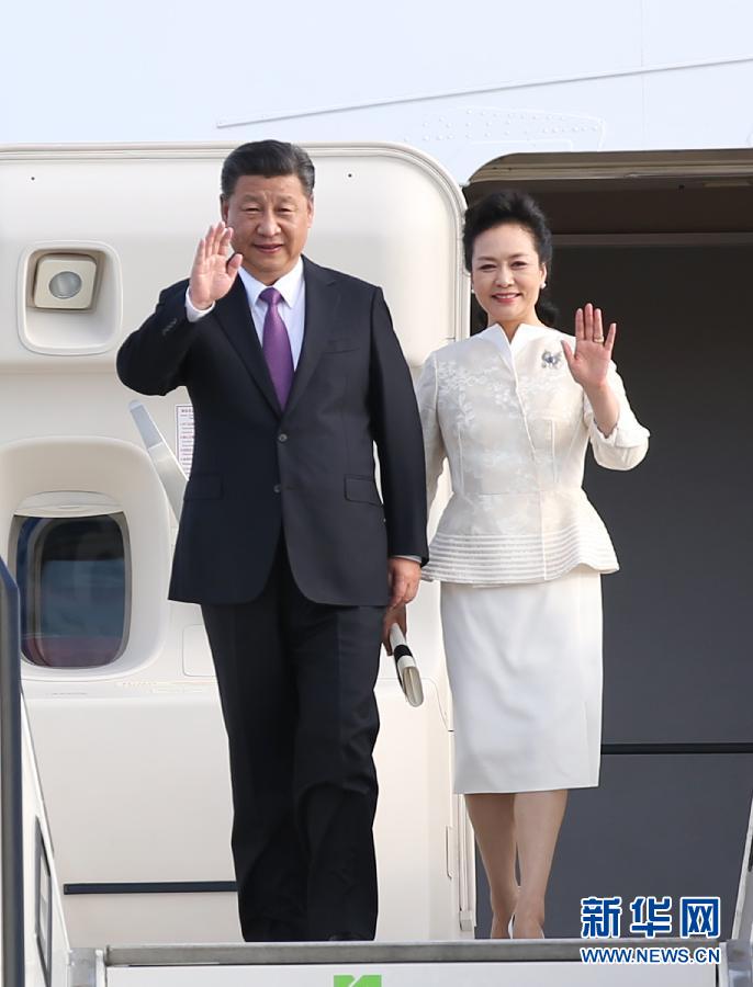 7月4日，國家主席習近平乘專機抵達柏林，開始對德意志聯(lián)邦共和國進行國事訪問。這是習近平和夫人彭麗媛步出艙門。 新華社記者 姚大偉 攝