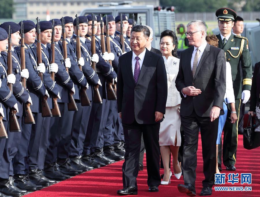 7月4日，國家主席習近平乘專機抵達柏林，開始對德意志聯(lián)邦共和國進行國事訪問。德國政府高級官員在舷梯旁迎接習近平和夫人彭麗媛。新華社記者 王曄 攝