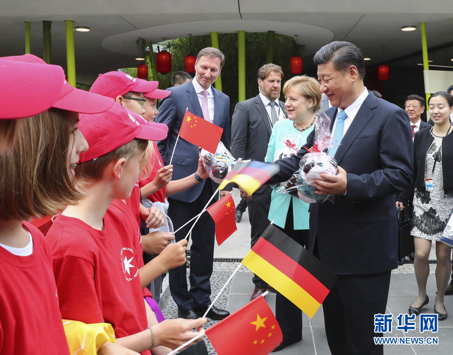 7月5日，國家主席習(xí)近平同德國總理默克爾共同出席柏林動物園大熊貓館開館儀式。這是習(xí)近平向現(xiàn)場的孩子們贈送大熊貓毛絨玩具。 新華社記者謝環(huán)馳 攝
