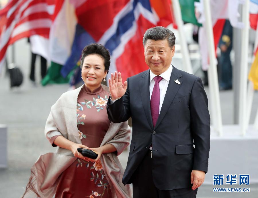 7月7日，二十國集團(tuán)領(lǐng)導(dǎo)人第十二次峰會(huì)在德國漢堡舉行。國家主席習(xí)近平出席并發(fā)表題為《堅(jiān)持開放包容　推動(dòng)聯(lián)動(dòng)增長》的重要講話。這是習(xí)近平和夫人彭麗媛出席漢堡峰會(huì)舉行的音樂會(huì)。新華社記者 劉衛(wèi)兵 攝 
