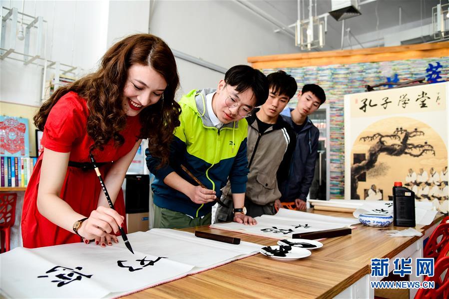 （新華全媒頭條·上合青島峰會·圖文互動）（13）遠(yuǎn)航，揚(yáng)起“上海精神”的時(shí)代風(fēng)帆——寫在上海合作組織成員國元首理事會第十八次會議即將召開之際