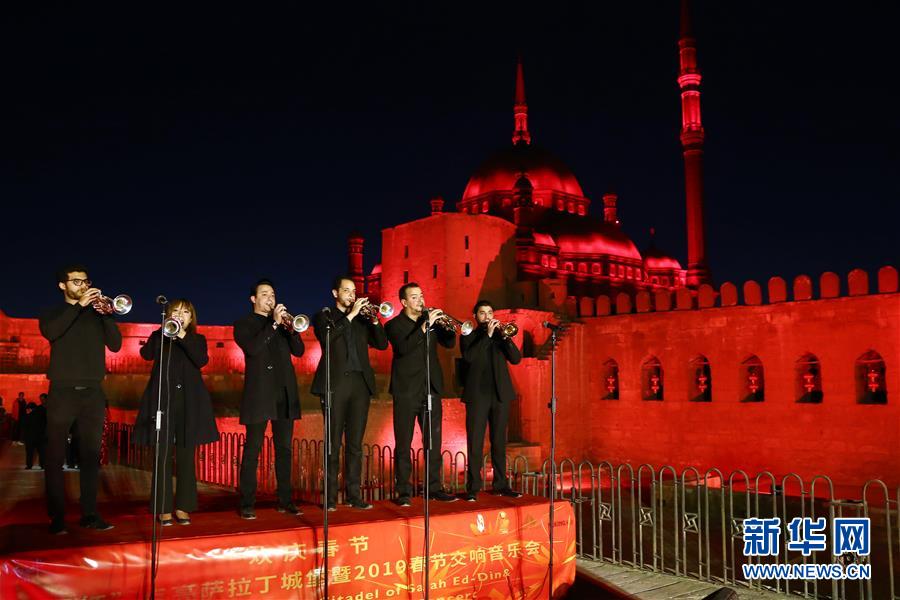 （國際）（1）&ldquo;中國紅&rdquo;海外閃爍 慶春節(jié)年味正濃