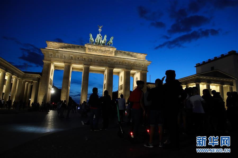 (國(guó)際)(7)德國(guó)柏林:夜來(lái)“菩提樹(shù)下”