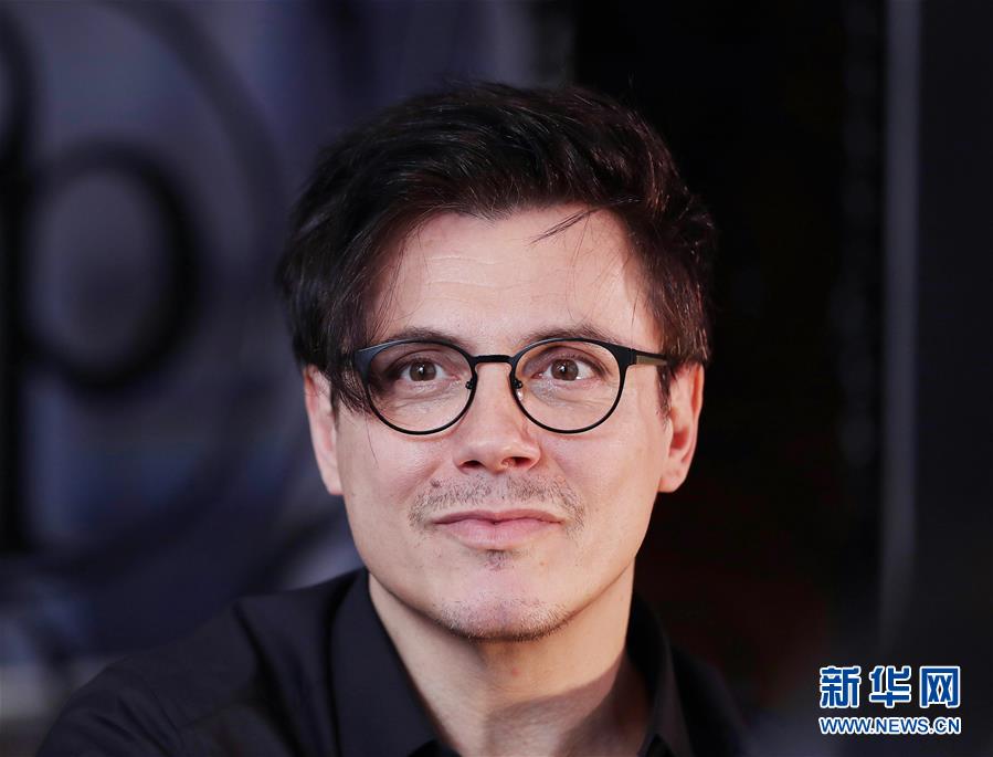 （國際·圖文互動）（6）通訊：手牽手，我們共同驅(qū)散陰霾——法國音樂人創(chuàng)作抗疫歌曲背后的故事