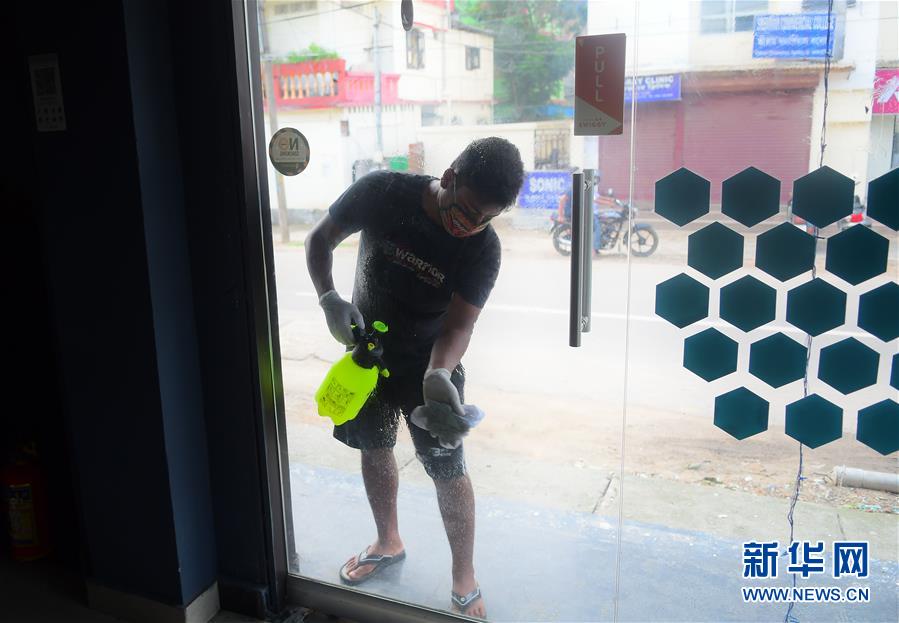 （國(guó)際疫情·XHDW）（1）印度新冠確診病例超25萬(wàn) 開始分階段放松管控