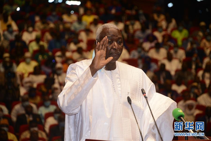 (國(guó)際)(1)馬里過(guò)渡總統(tǒng)和副總統(tǒng)宣誓就職