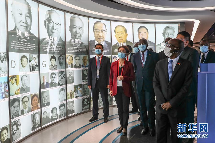 (圖文互動)(7)“中國承諾從不落空”——記非洲使節(jié)參觀國藥集團(tuán)了解新冠疫苗研發(fā)