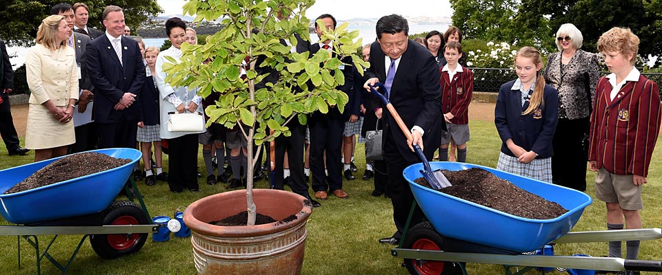 習近平在澳大利亞塔斯馬尼亞州與小學(xué)生共同植樹