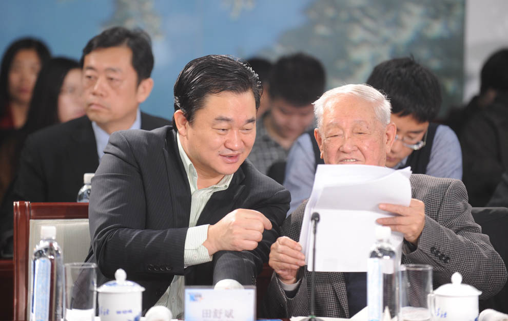 新華網(wǎng)董事長、總裁田舒斌與軍事科學院原副院長糜振玉在現(xiàn)場交流