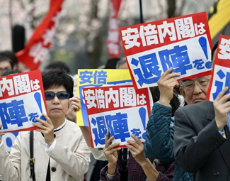 麻煩重重 安倍難逃“森友劫”？
