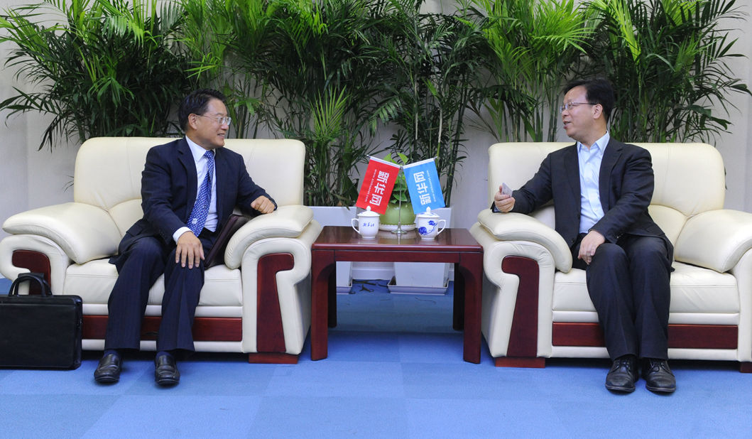 新華網(wǎng)黨委常委、副總編輯劉加文在訪談前會見李勇