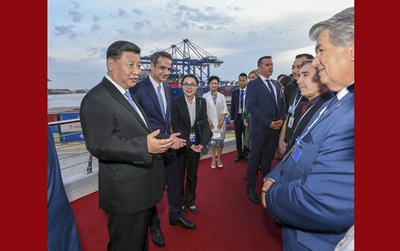 習(xí)近平和希臘總理米佐塔基斯共同參觀中遠(yuǎn)海運(yùn)比雷埃夫斯港項目
